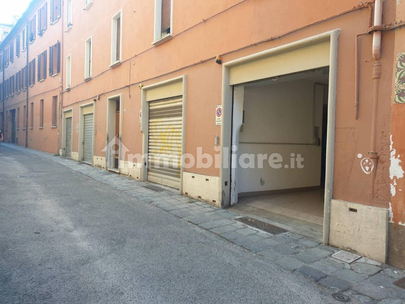 16m² Garage in Bologna, Italy No. 376143