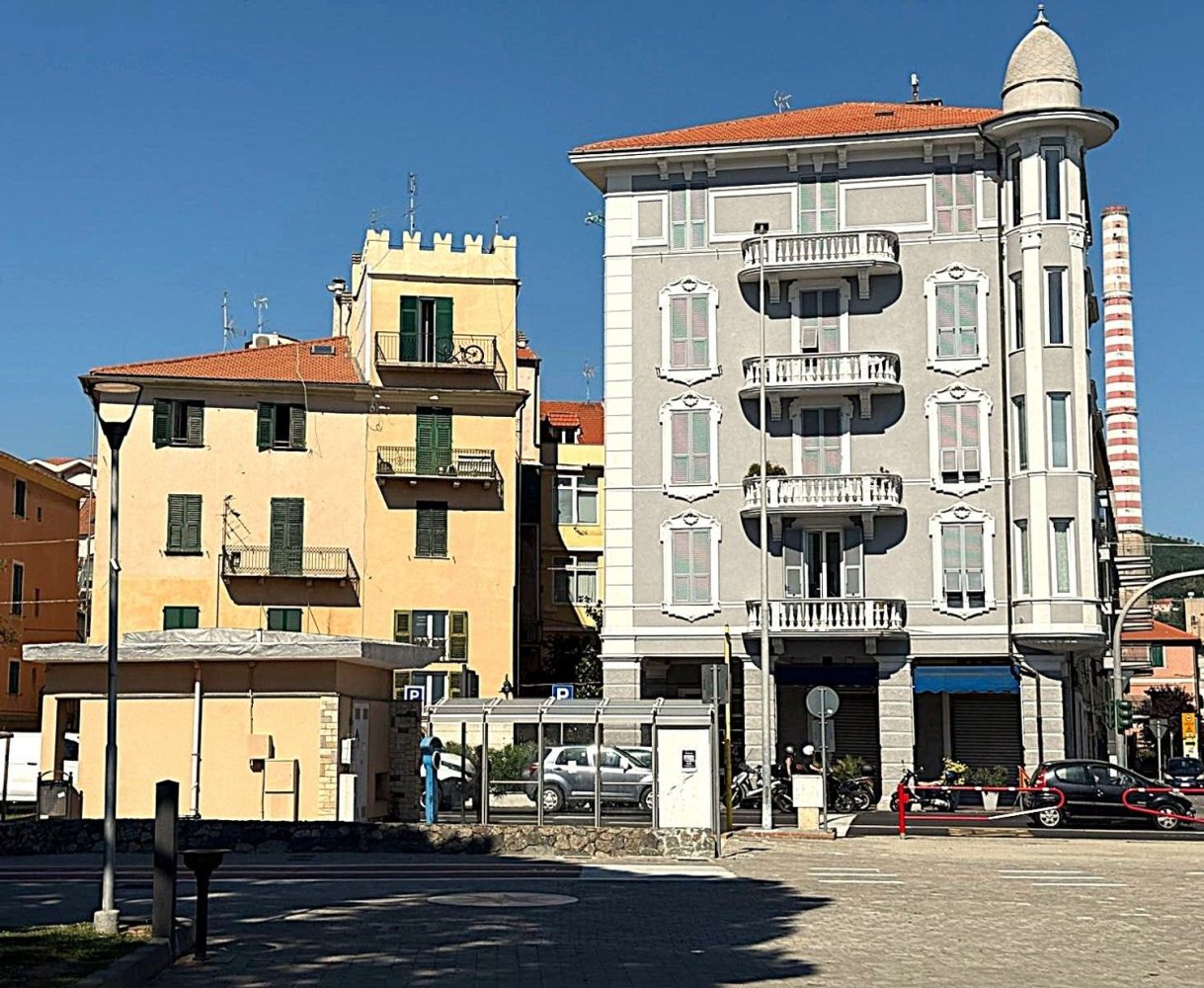 80m² Commercial property in Vado Ligure, Italy No. 301917