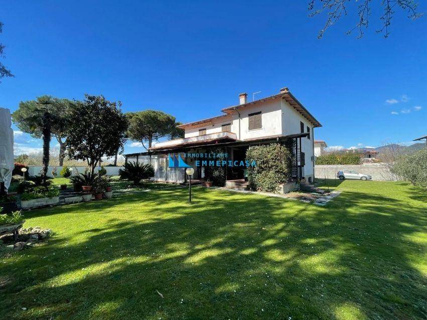 6 bedrooms Villa in Carrara, Italy No. 215097