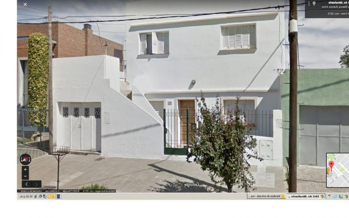 Casa de 4 dormitorios en Buenos Aires, Argentina No. 70217