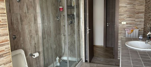 4 Schlafzimmer Wohnung in Maddaloni, Italy, Nr. 347303 12