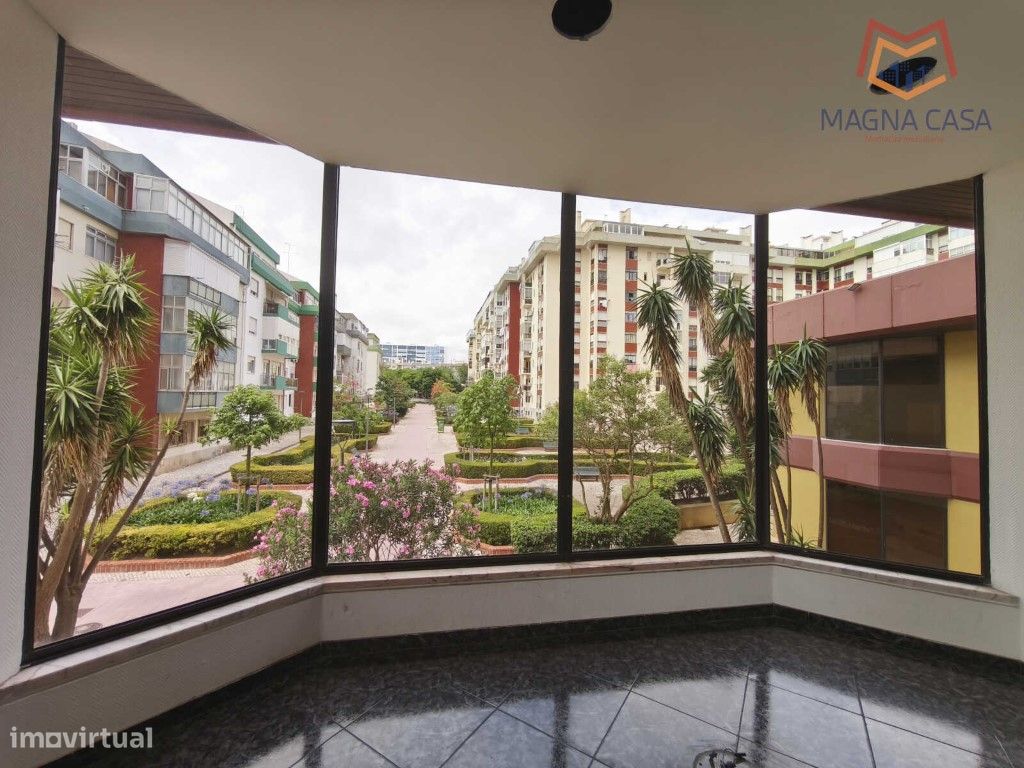 Gewerbliche Immobilie in Oeiras, Portugal 90m², Nr. 270836