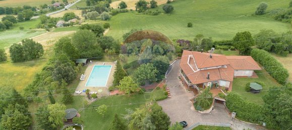 Вилла с 24 комнатами в Фабриано, Италия № 8297 2