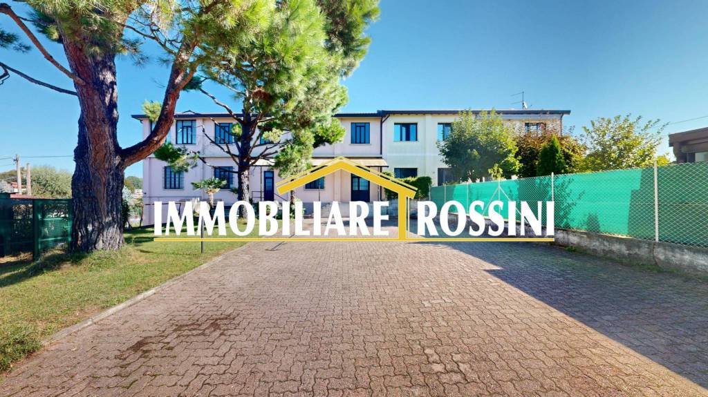 4 chambres Villa à Gazzada Schianno, Italy No. 360846