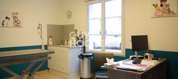 155m² Commercial property in Le Perray-en-Yvelines, France No. 118628 2