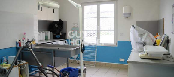 155m² Commercial property in Le Perray-en-Yvelines, France No. 118628 4