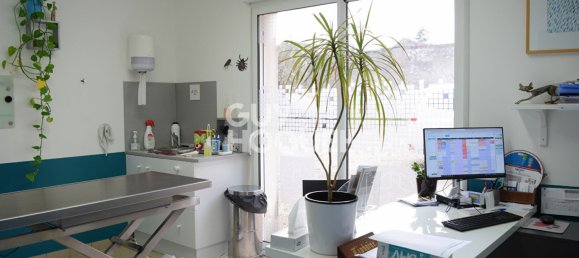 155m² Commercial property in Le Perray-en-Yvelines, France No. 118628 3