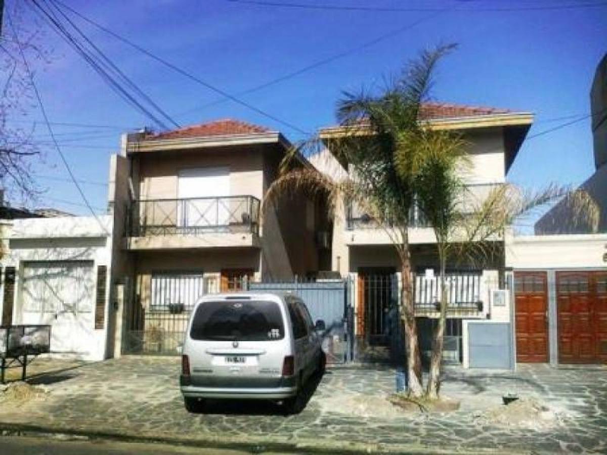 2 bedrooms House in Lanus, Argentina No. 9473
