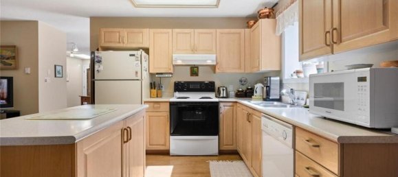 3 bedrooms House in British Columbia, Canada No. 1147 4