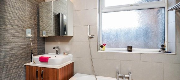 House in Nottingham, United Kingdom No. 2477 8