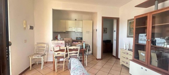 3 rooms Apartment in Prato, Italy No. 35986 4