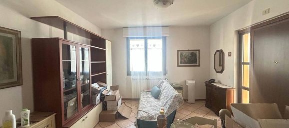 3 rooms Apartment in Prato, Italy No. 35986 5