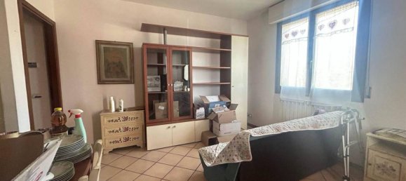 3 rooms Apartment in Prato, Italy No. 35986 3