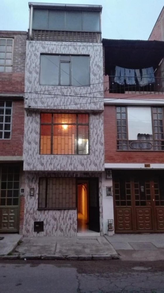 Casa de 4 dormitorios en Bogotá, Colombia No. 11932