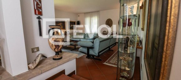 5 bedrooms Villa in Udine, Italy No. 71202 9
