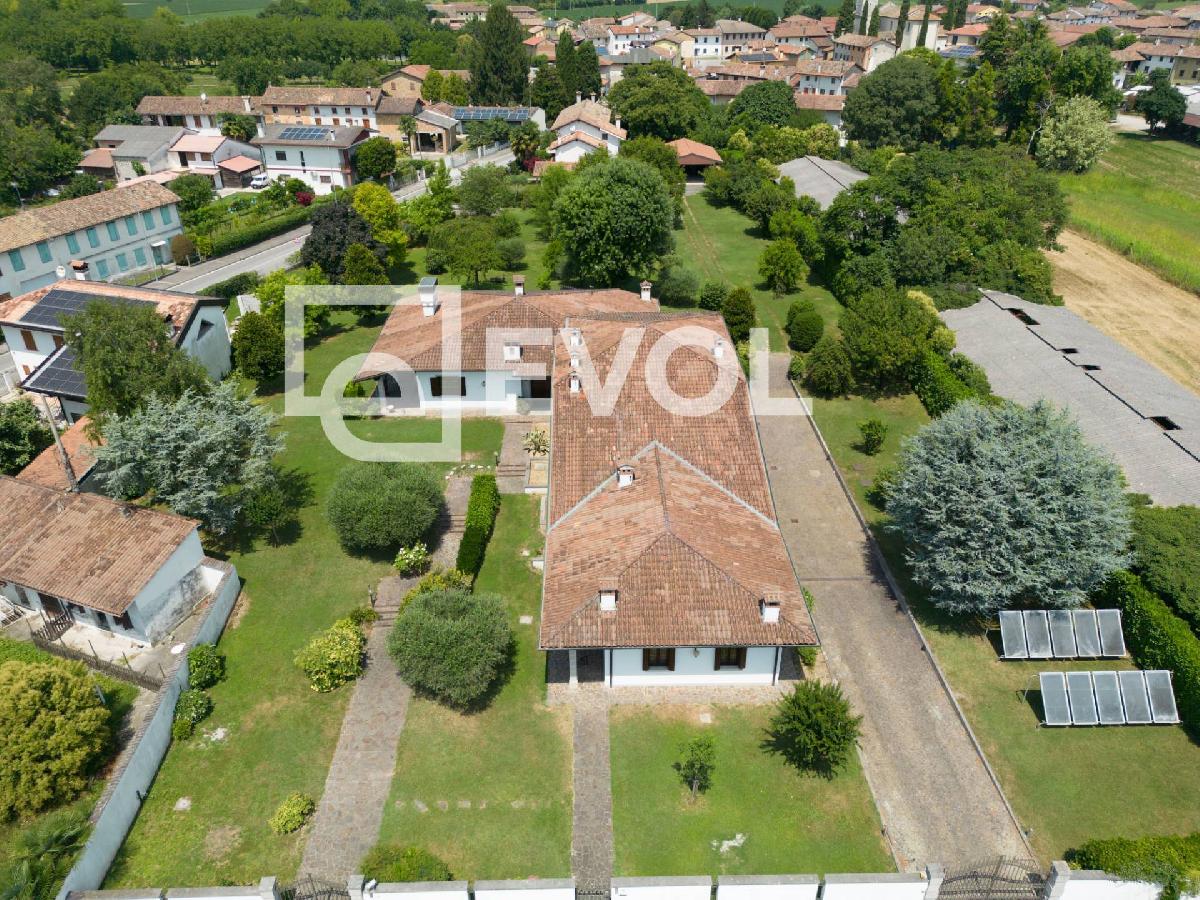 5 bedrooms Villa in Udine, Italy No. 71202
