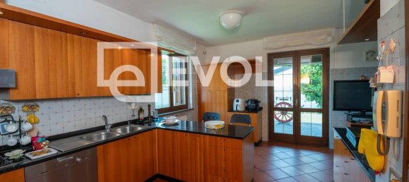 5 bedrooms Villa in Udine, Italy No. 71202 12