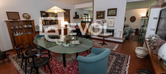 5 bedrooms Villa in Udine, Italy No. 71202 8