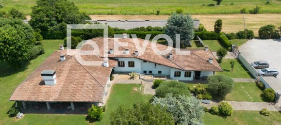 5 bedrooms Villa in Udine, Italy No. 71202 2