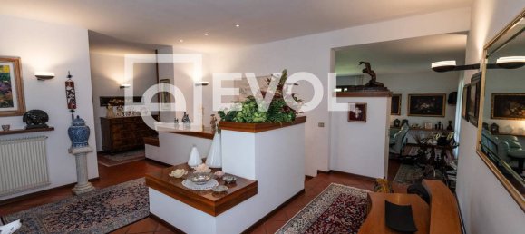 5 bedrooms Villa in Udine, Italy No. 71202 13