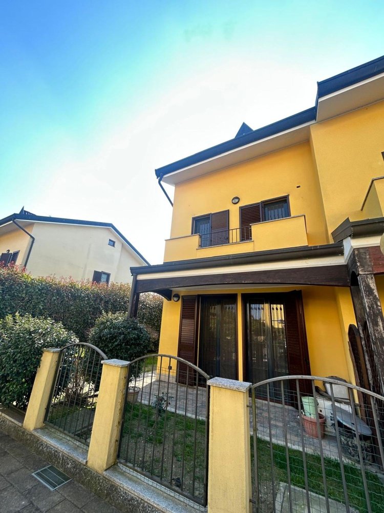 3-salle Villa à Rozzano, Italy No. 25592