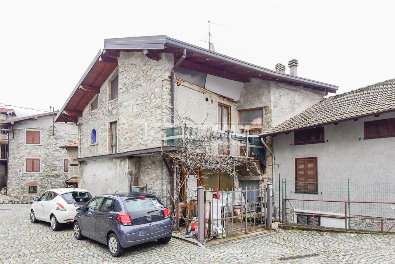 4 rooms Apartment in Sormano, Italy No. 36857