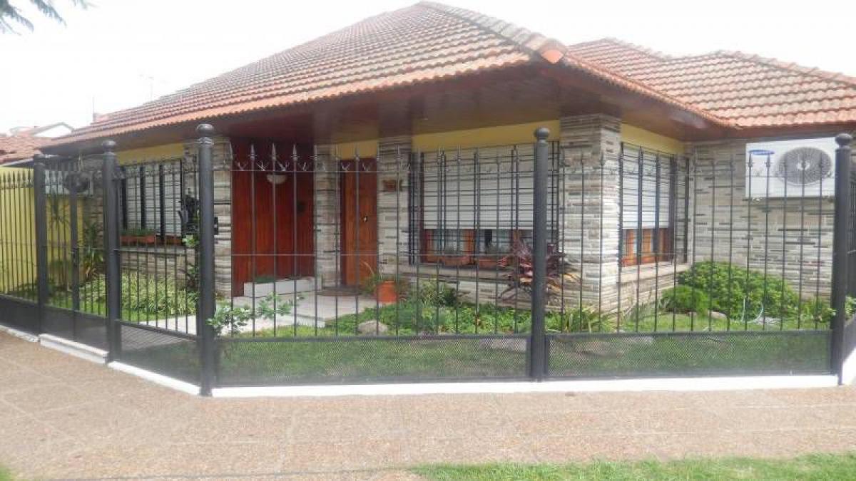 2 bedrooms House in Quilmes, Argentina No. 21790