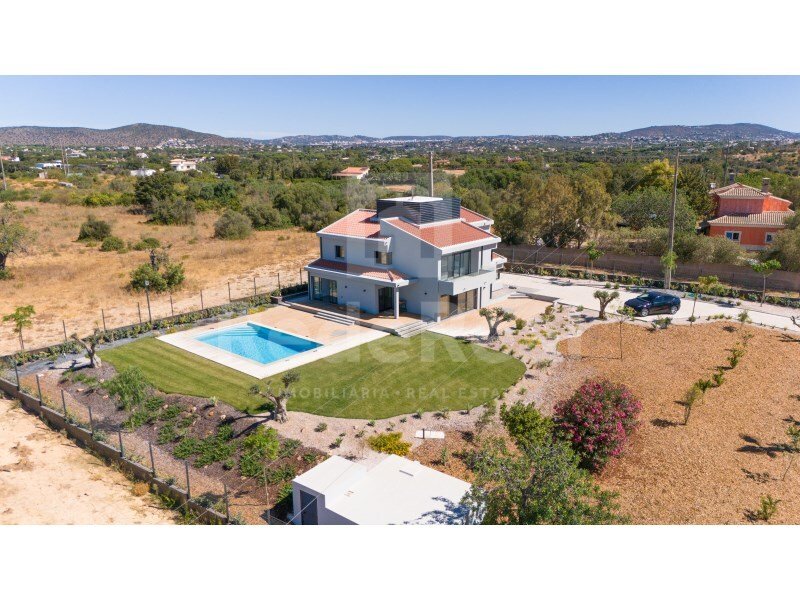 7 bedrooms Villa in Quarteira, Portugal No. 31947