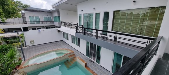 5 bedrooms Villa in Pattaya, Thailand No. 11155 8