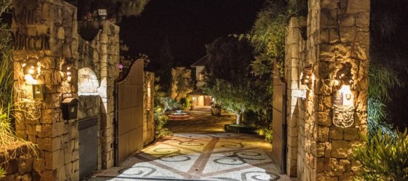 8 bedrooms Villa in Malaga, Spain No. 104599 3