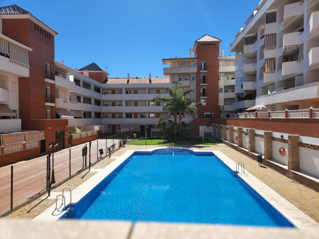 Apartamento de 3 dormitorios en Estepona, Spain No. 185325
