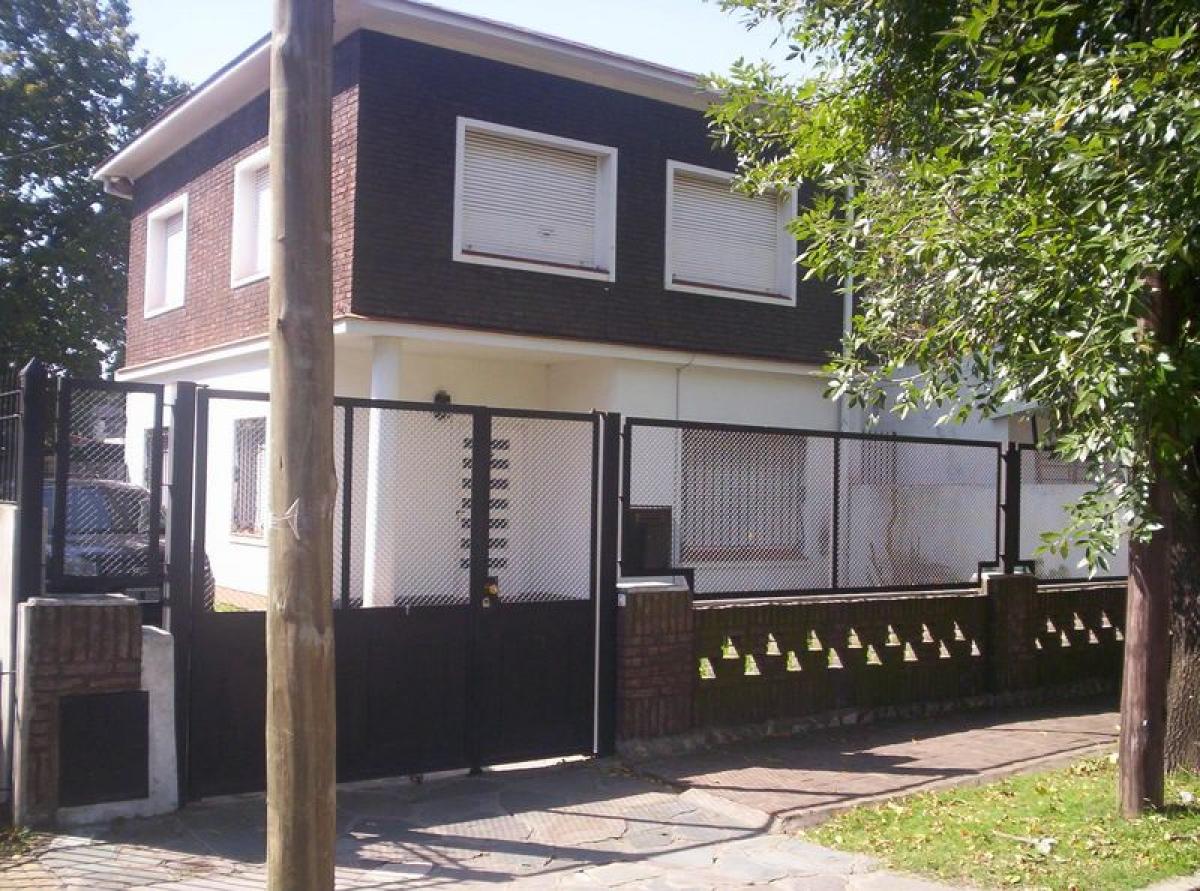 4 bedrooms House in Almirante Brown, Argentina No. 101305