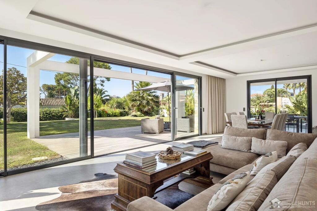 4 bedrooms Villa in Antibes, France No. 288488