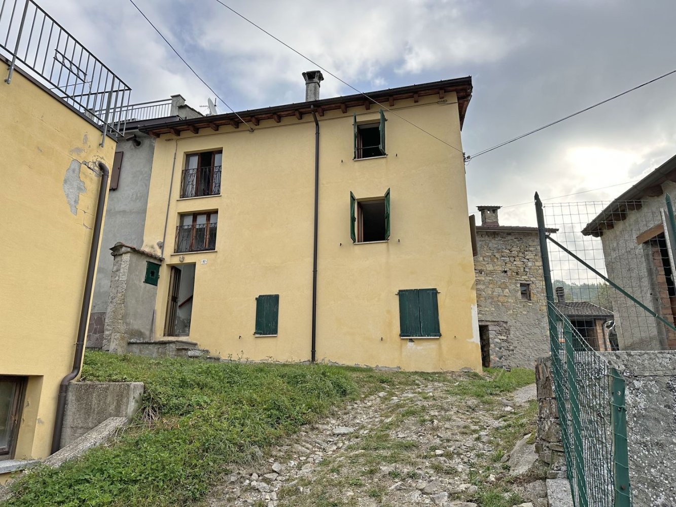 6 rooms House in Morfasso, Italy No. 20131