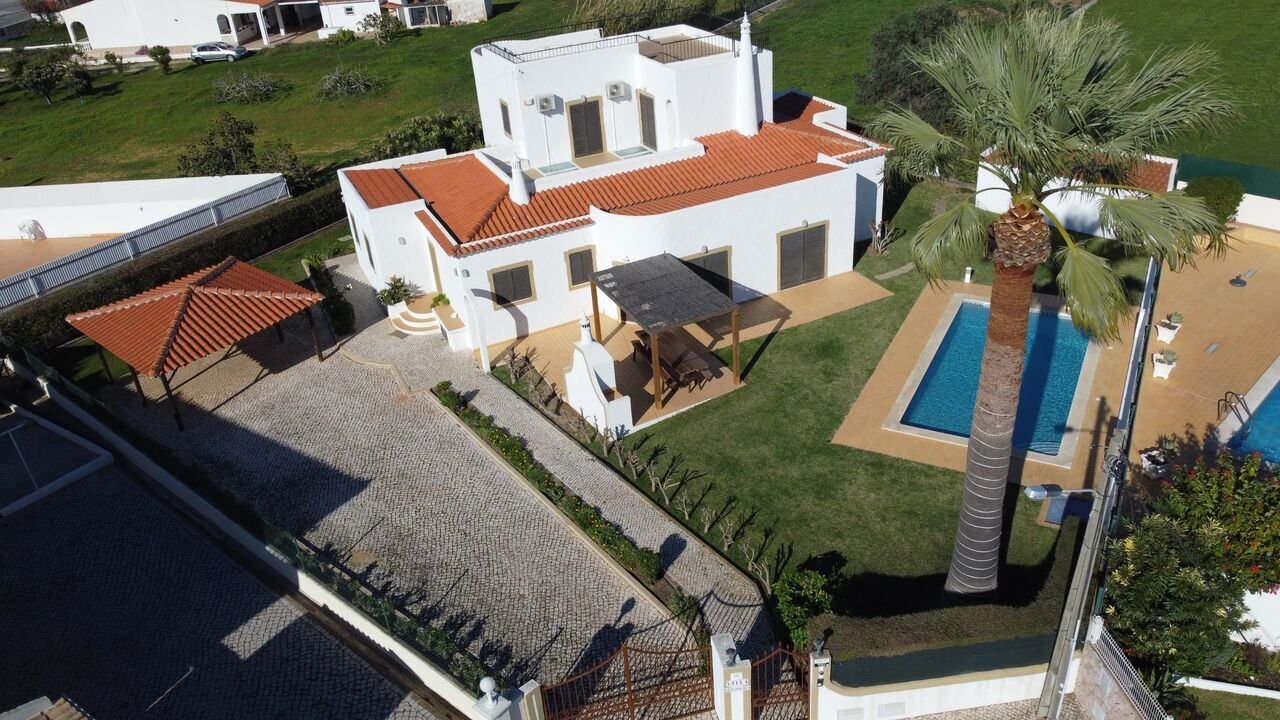 5 bedrooms House in Guia, Portugal No. 56278