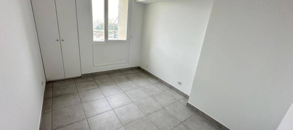 2 bedrooms Apartment in Evry, France No. 174082 4