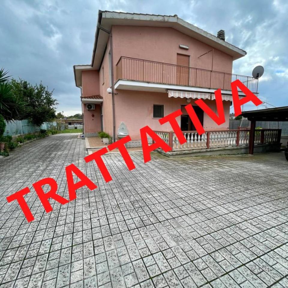 Villa de 5 habitaciónes en Ardea, Italy No. 234503