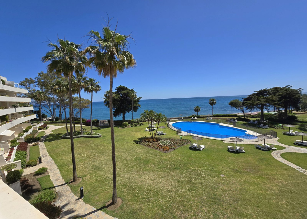 Apartamento de 3 dormitorios en Estepona, Spain No. 52491