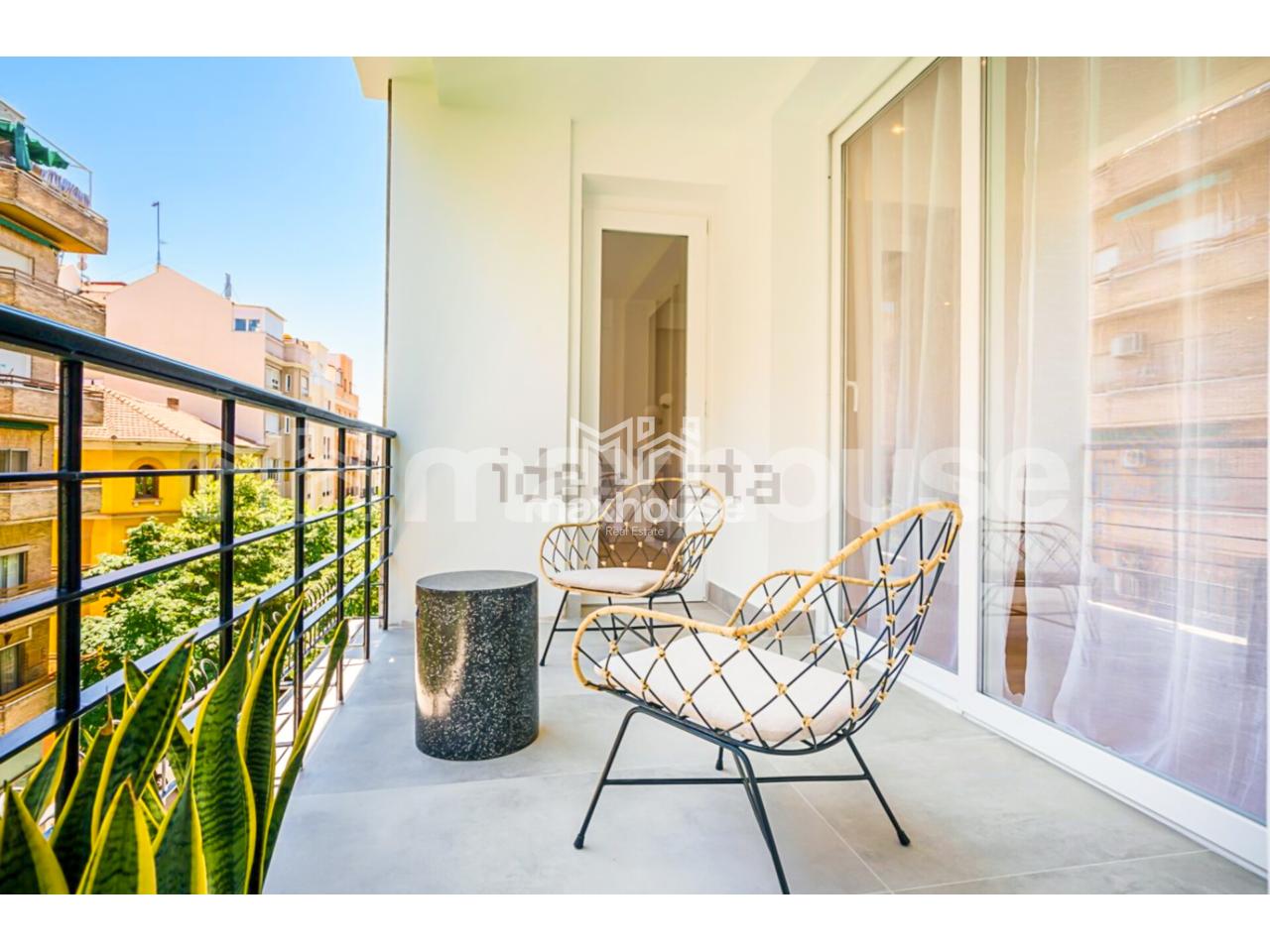 Apartamento de 4 dormitorios en Madrid, Spain No. 110055