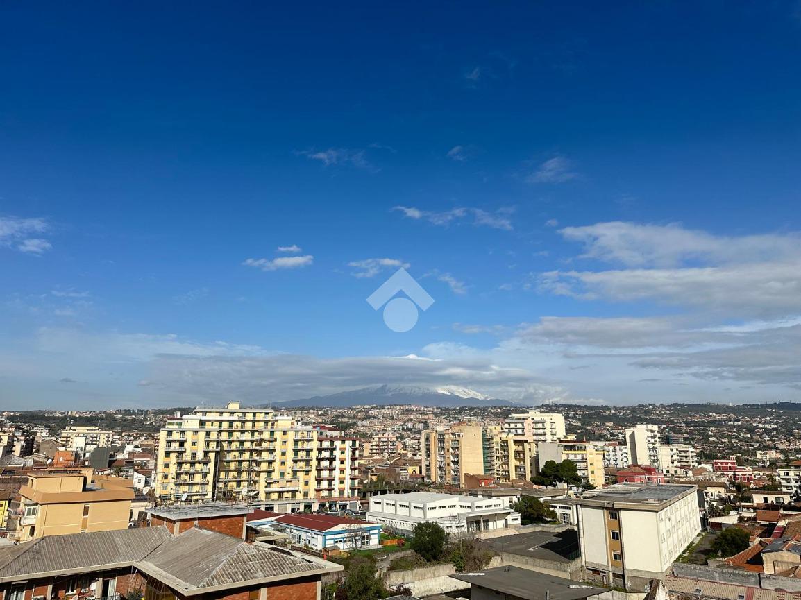 Квартира с 3 комнатами в Катания, Италия № 234242