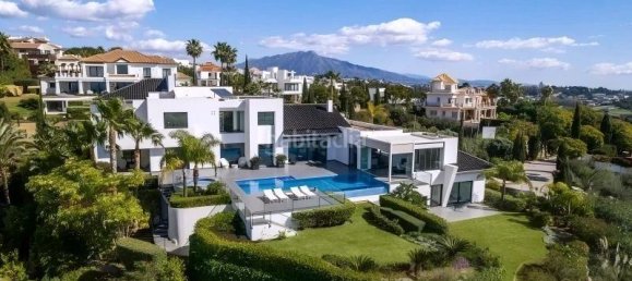 5 bedrooms Villa in Malaga, Spain No. 121005 2