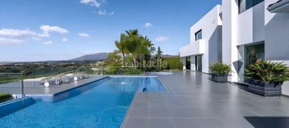 5 bedrooms Villa in Malaga, Spain No. 121005 10