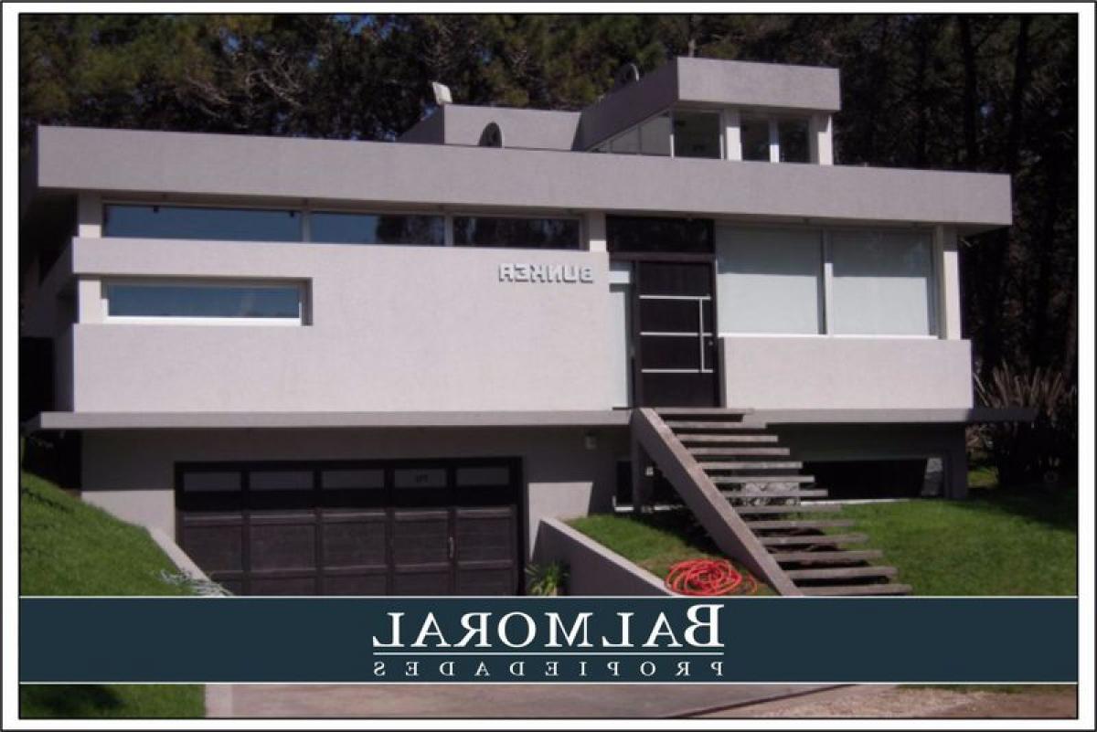 4 bedrooms House in Mar del Plata, Argentina No. 93824