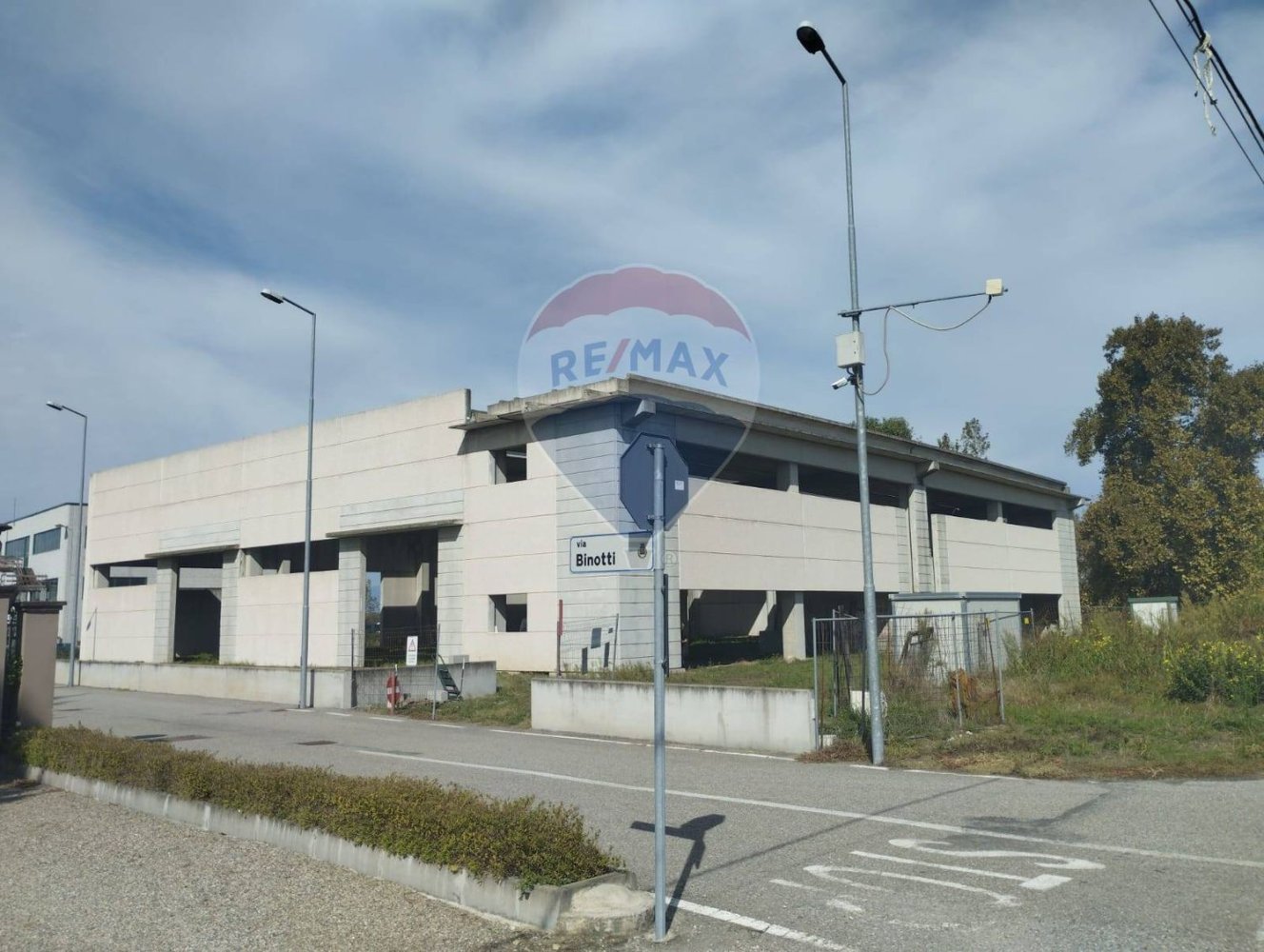 Gewerbliche Immobilie in Nibbiola, Italy 1746m², Nr. 396825