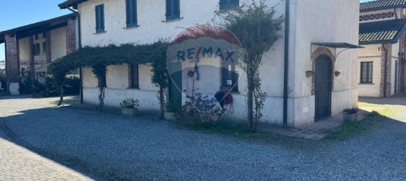 3 rooms Apartment in Pavia, Italy No. 5536 2