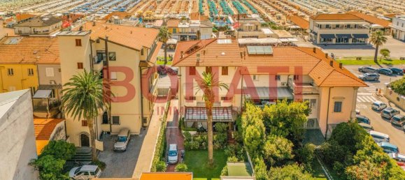 5 bedrooms Villa in Viareggio, Italy No. 280805 2