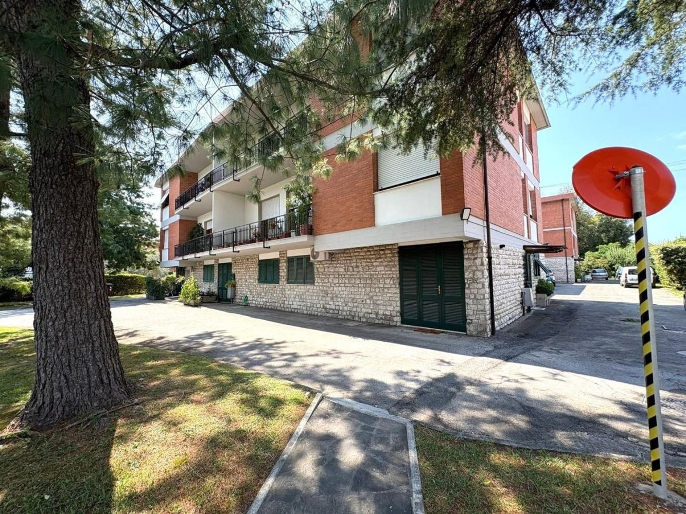 8 rooms Apartment in Massa, Italy No. 303828
