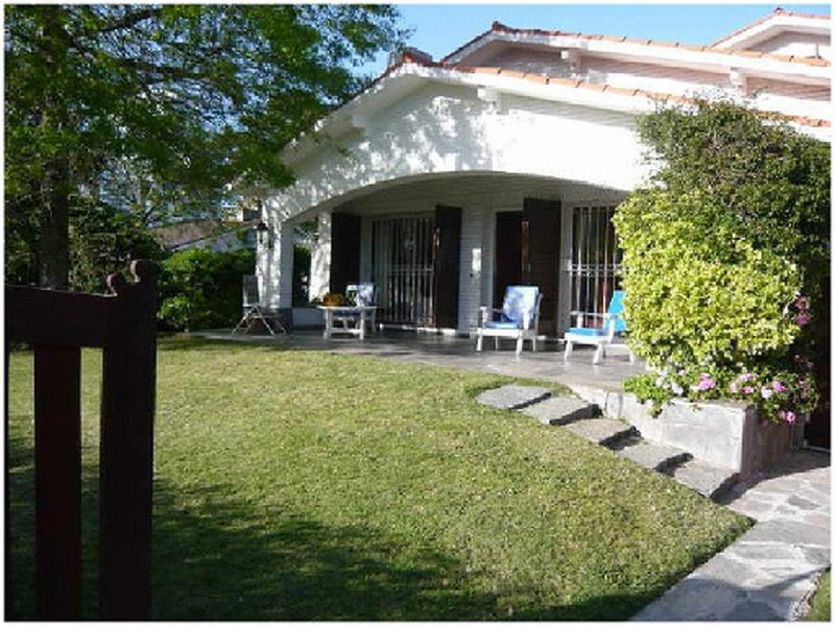 3 bedrooms House in Maldonado, Uruguay No. 10402