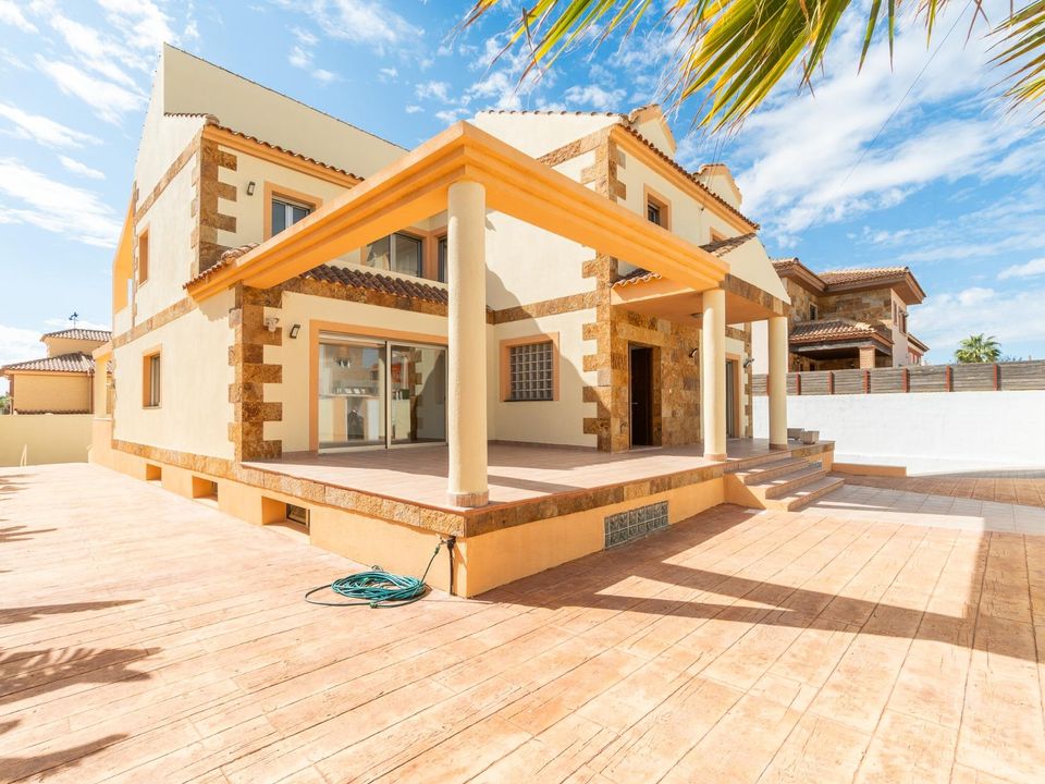 6 غرف نوم فيلا في Torrevieja, Spain رقم 183599