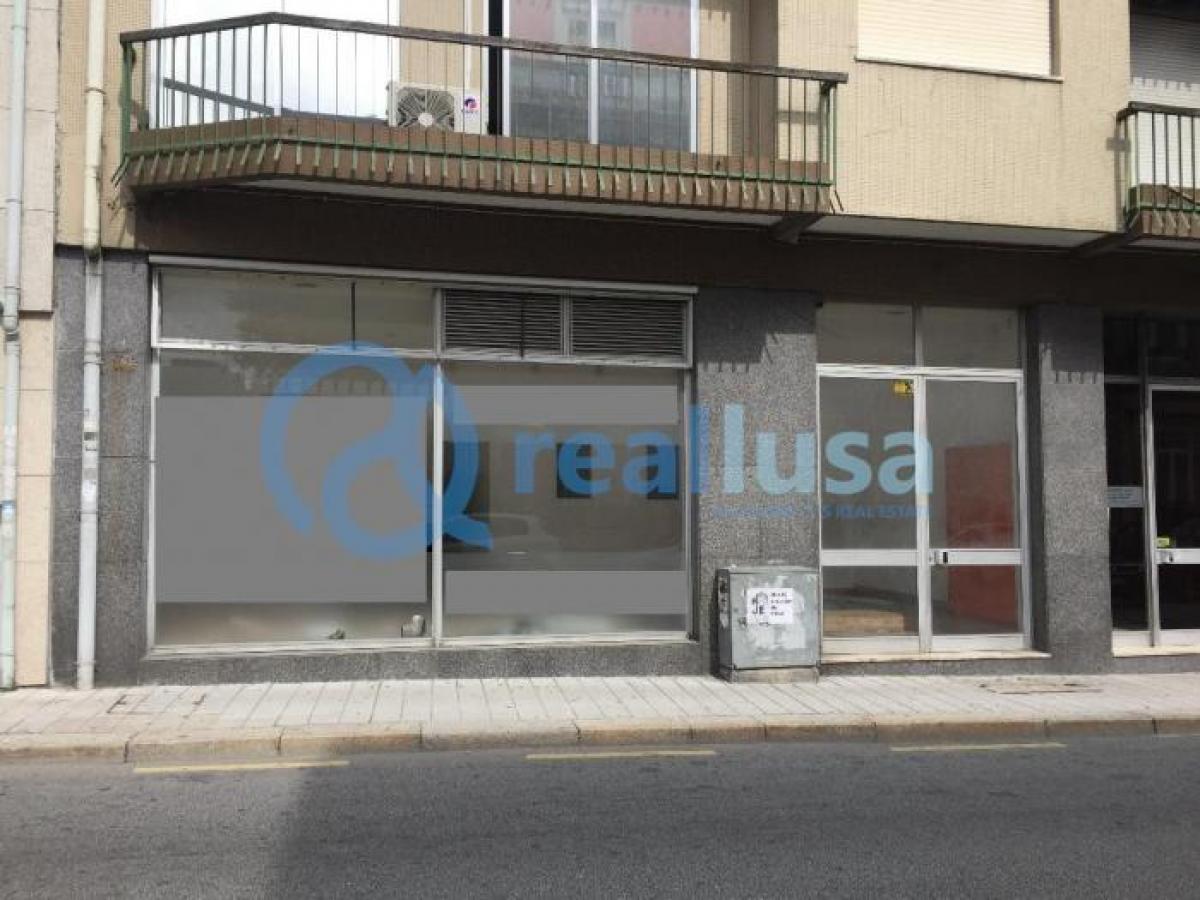 343m² Shop in Porto, Portugal No. 8096